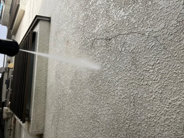高圧洗浄される三鷹市の住宅の外壁