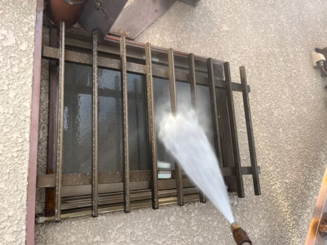 高圧洗浄される三鷹市のアパートの窓