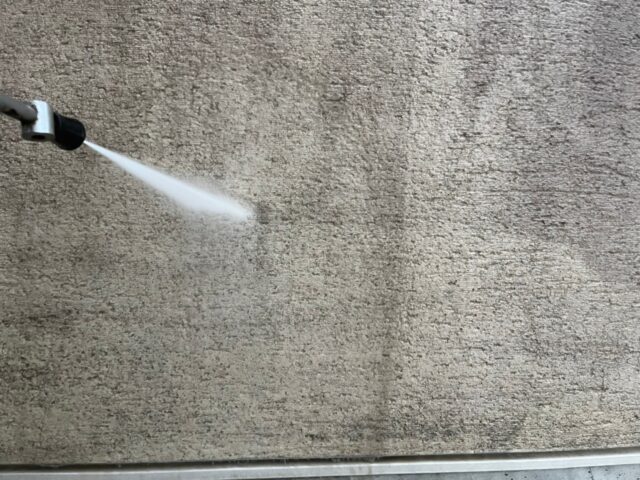 高圧洗浄される三鷹市の住宅の外壁