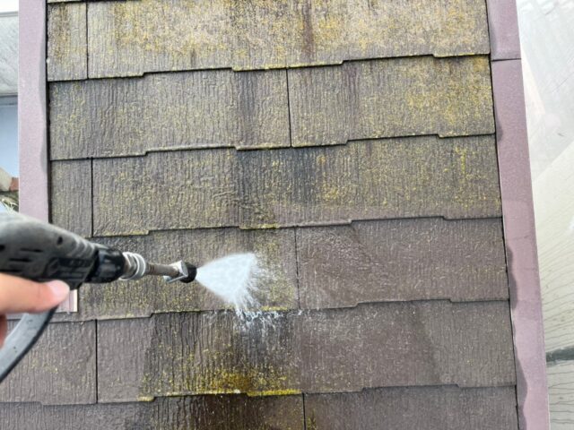 高圧洗浄される三鷹市の住宅の屋根