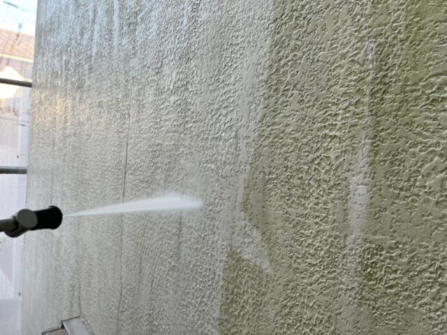 高圧洗浄をされる三鷹市の住宅の外壁