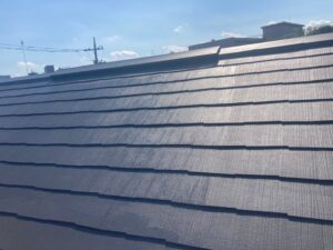 世田谷区　施工後の黒いピカピカの屋根