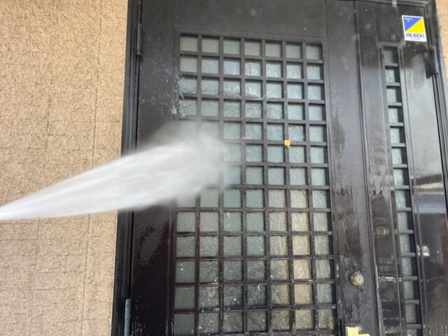 世田谷区　高圧洗浄される玄関のドア