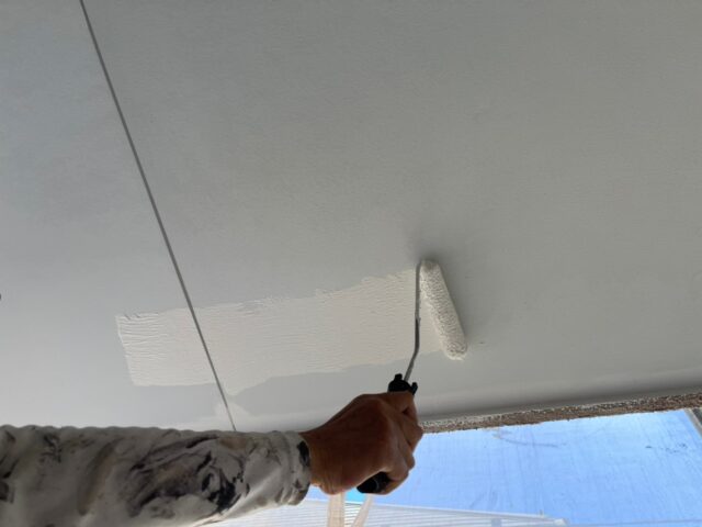 ローラーで白く塗られる三鷹市の住宅の軒天井