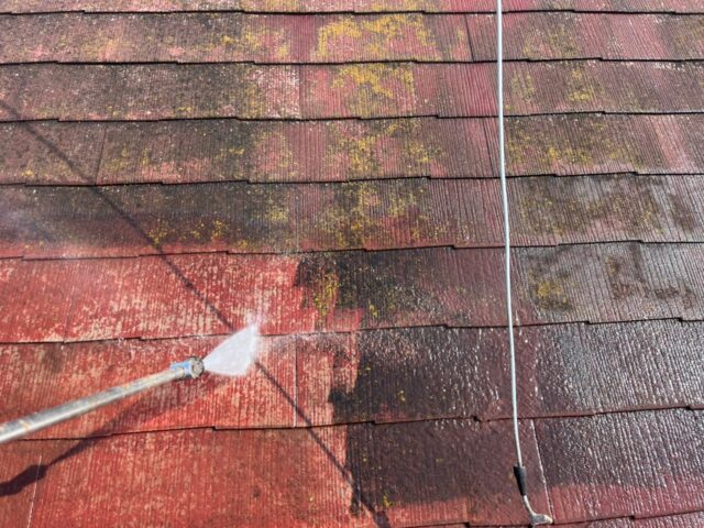 高圧洗浄される三鷹市のアパートの屋根