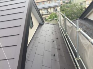 施工後のグレーの屋根