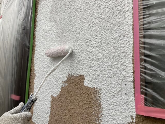 世田谷区　白の塗料で下塗りをされるベージュの外壁