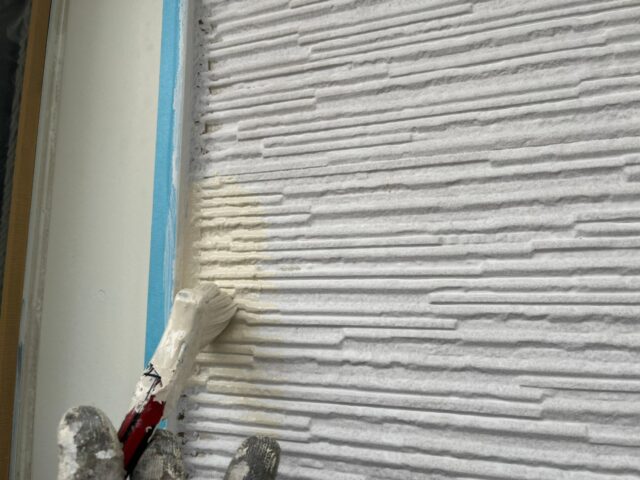 ハケで綺麗に塗られる武蔵野市の住宅の外壁