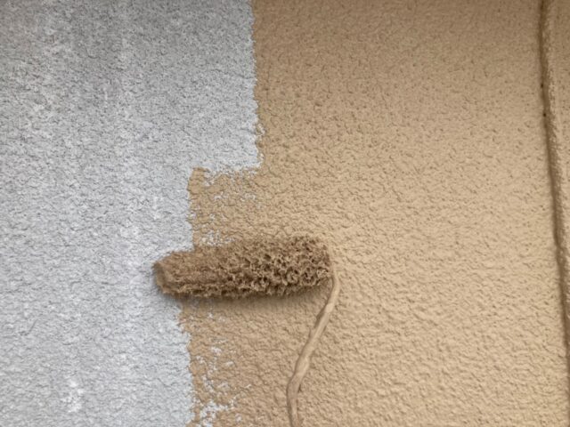 世田谷区　ベージュの塗料で中塗りされる白い外壁