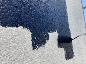 世田谷区ローラーで紺色に塗装される外壁