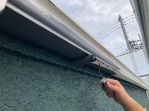 世田谷区　ローラーで灰色に塗装される雨樋