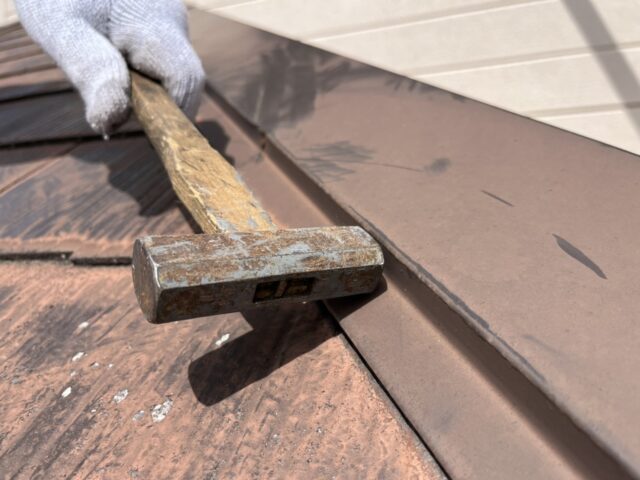 職人にトンカチで打たれる武蔵野市の住宅の屋根の釘