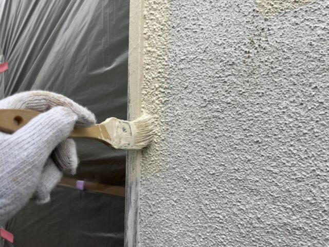 ハケで塗装される世田谷区の住宅の外壁