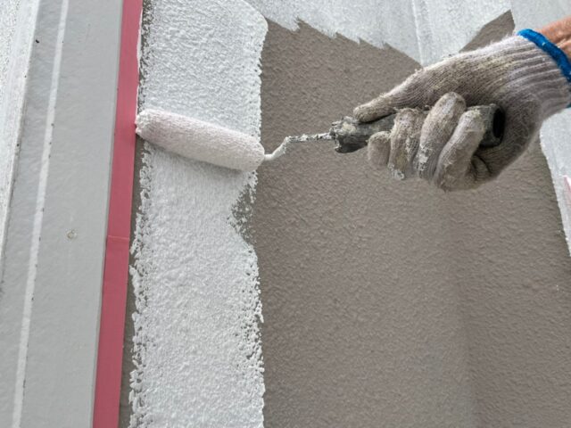 ローラーで下塗りをされる三鷹市の住宅の外壁
