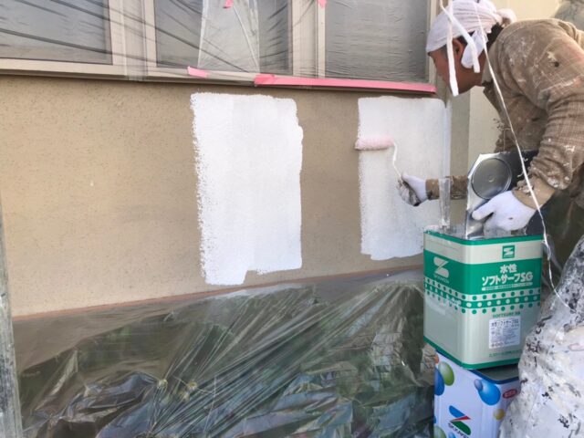 ローラーで塗装される三鷹市の住宅の外壁