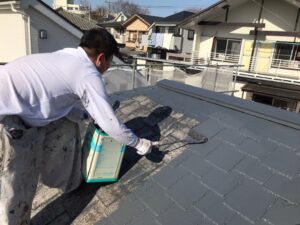 武蔵野市 ローラーで黒く塗られる屋根