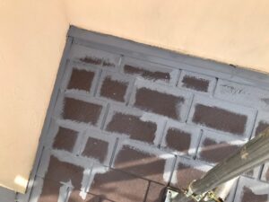 茶色い屋根にグレーの塗料で縁取り塗装