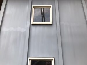 丁寧に塗装された屋根と窓の縁