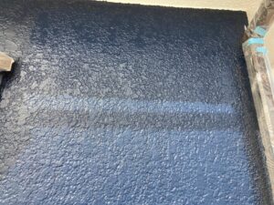 世田谷区職人の手によってキレイに仕上がった、紺色の外壁