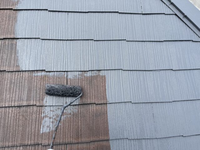 ローラーグレーに塗られていく武蔵野市の住宅の屋根