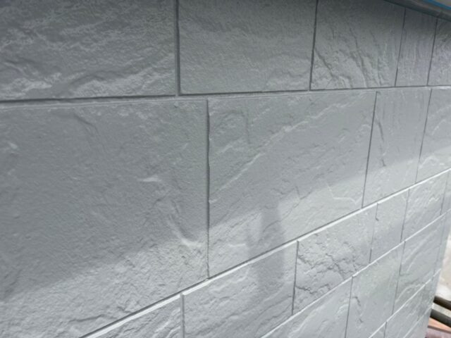 職人の手によってグレーに塗装された三鷹市の外壁