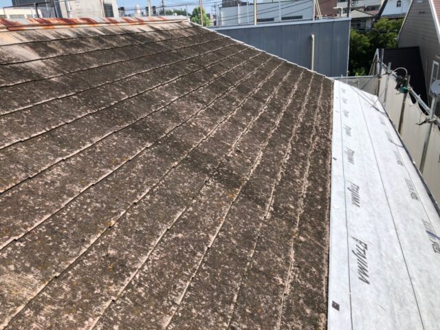 張り替え途中の三鷹市の住宅の屋根
