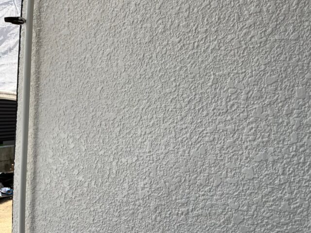 ローラーで綺麗に塗装された三鷹市のアパートの外壁