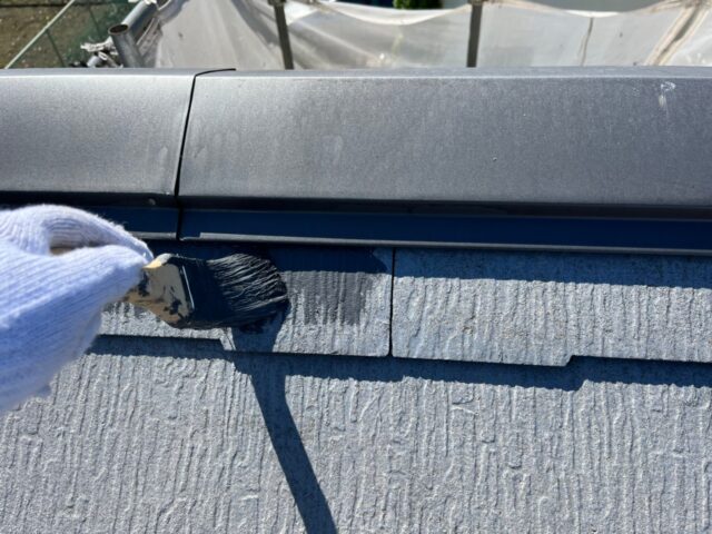 ハケで塗装される調布市の住宅の屋根