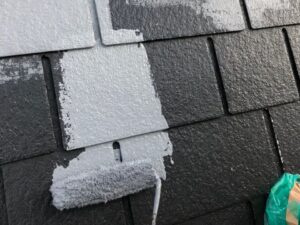 世田谷区 黒い屋根にグレーの中塗りペンキを塗装
