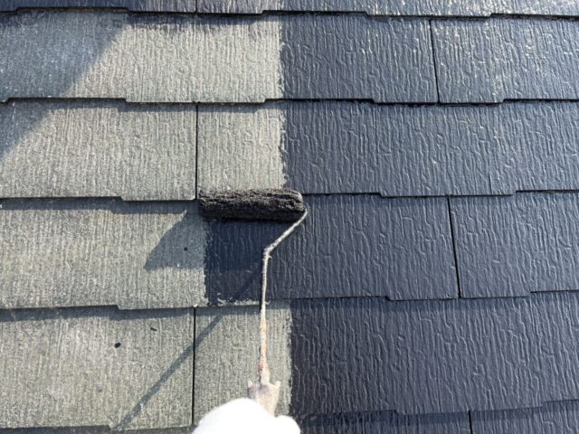 武蔵野市ローラーで下塗りされるグレーの屋根