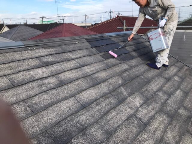 下地材を塗られる三鷹市の住宅の屋根
