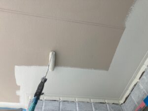 世田谷区　天井をローラーで塗装