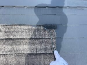 調布市　外壁塗装　屋根の中塗り作業