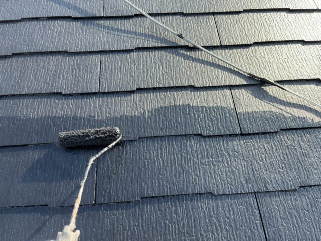 武蔵野市ローラーで中塗りされるグレーの屋根