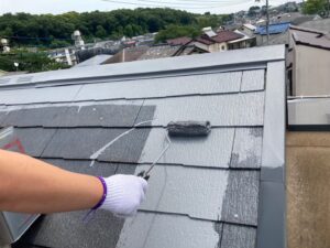 世田谷区　ローラーで灰色に塗装される屋根