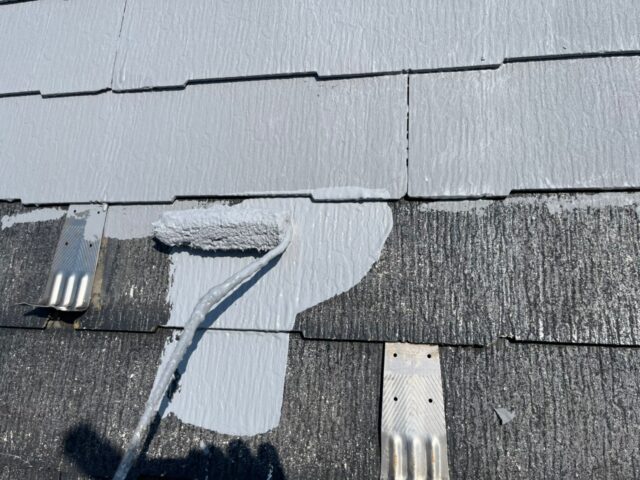 下塗りをされる三鷹市の住宅の屋根