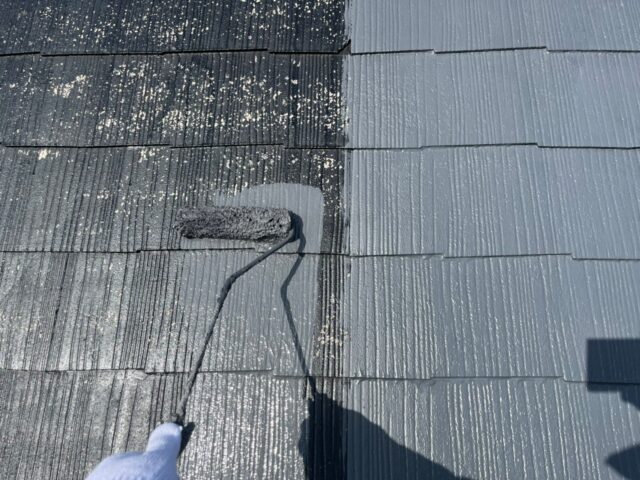 ローラーでグレーに塗装される三鷹市の住宅の屋根