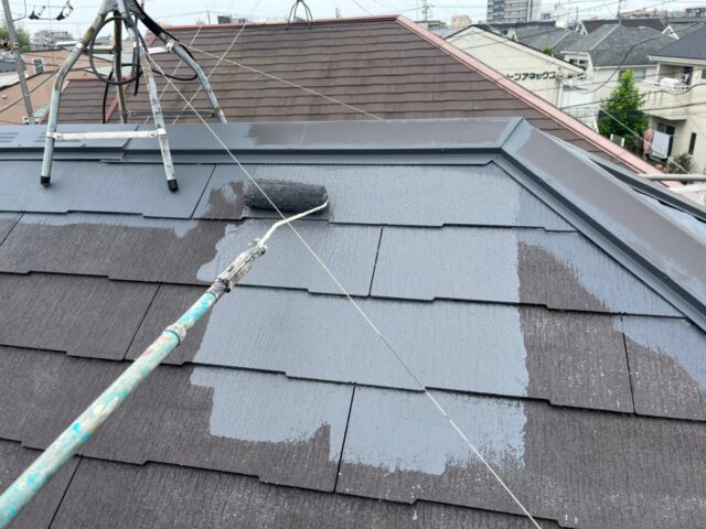 ローラー中塗りされる世田谷区の住宅の屋根