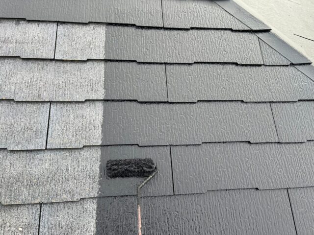 ローラーで塗装される三鷹市の住宅の屋根