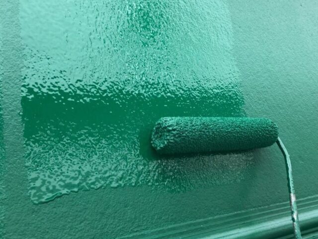 緑のペンキをローラーで塗装