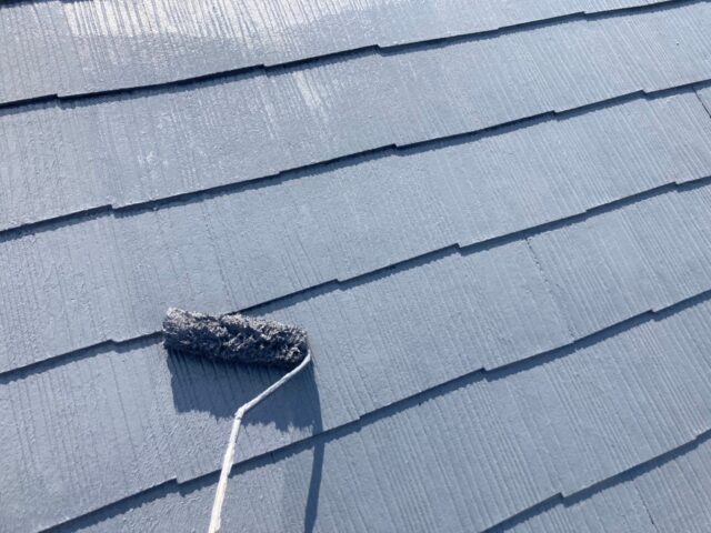 世田谷区　ローラーでグレーに塗られている屋根