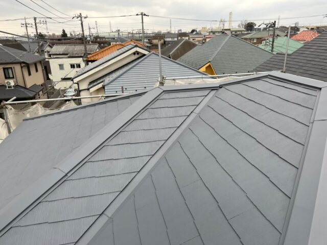 職人の手によって綺麗に仕上げられた世田谷区の住宅の屋根