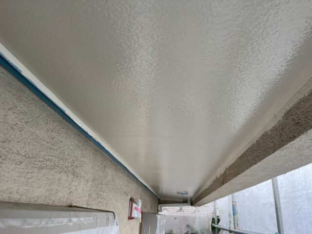 ローラーで塗装された三鷹市の住宅の軒天井