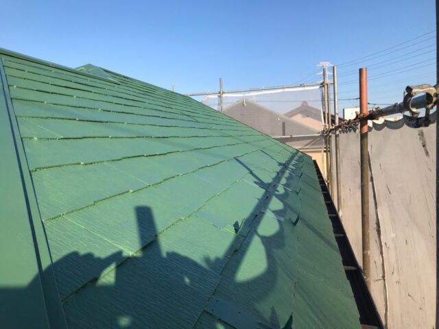 緑に仕上がった三鷹市の住宅の屋根