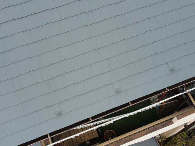 塗装職人の手によって綺麗に仕上げられた武蔵野市の住宅のグレーの屋根