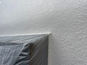 調布市　外壁塗装　白い壁に窓の養生