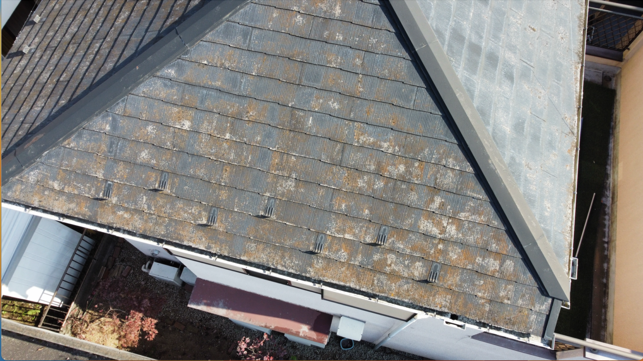 調布市にある塗装前の屋根