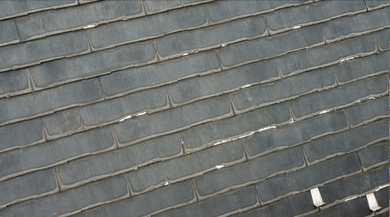 調布市にある塗装前の屋根