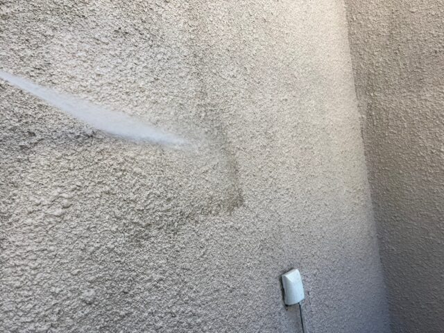 調布市にある外壁塗装前の壁の高圧洗浄