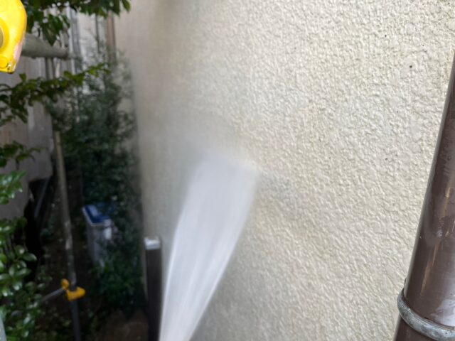 三鷹市にある家の外壁高圧洗浄